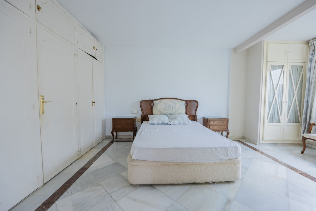 4 Bedroom Apartment for Sale in Marbella — view 10
