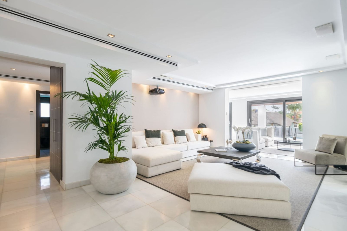 5 Bedroom Villa for Sale in Nueva Andalucía — 3