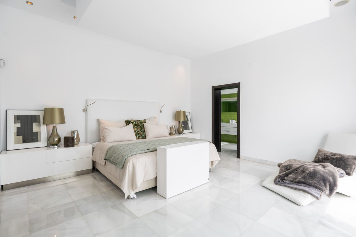 5 Bedroom Villa for Sale in Nueva Andalucía — 6