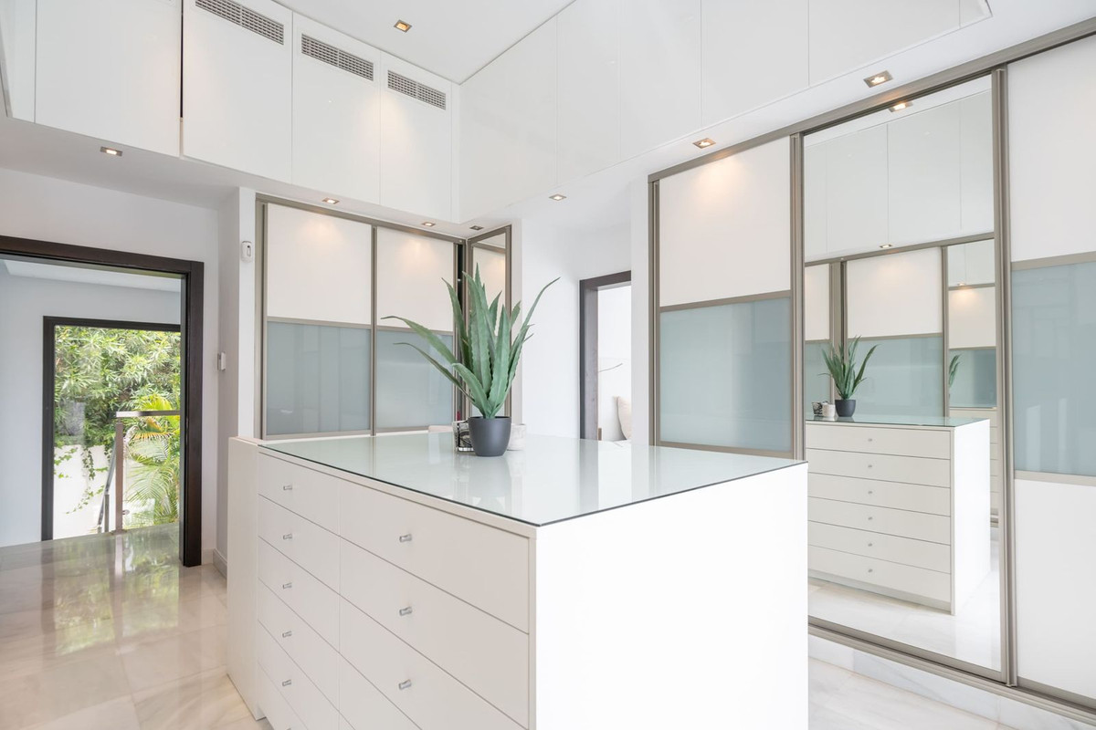 5 Bedroom Villa for Sale in Nueva Andalucía — 7