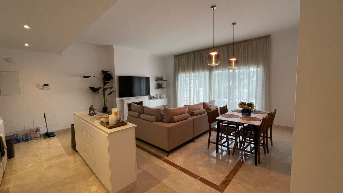 3 Bedroom Apartment for Sale in El Paraiso — 3