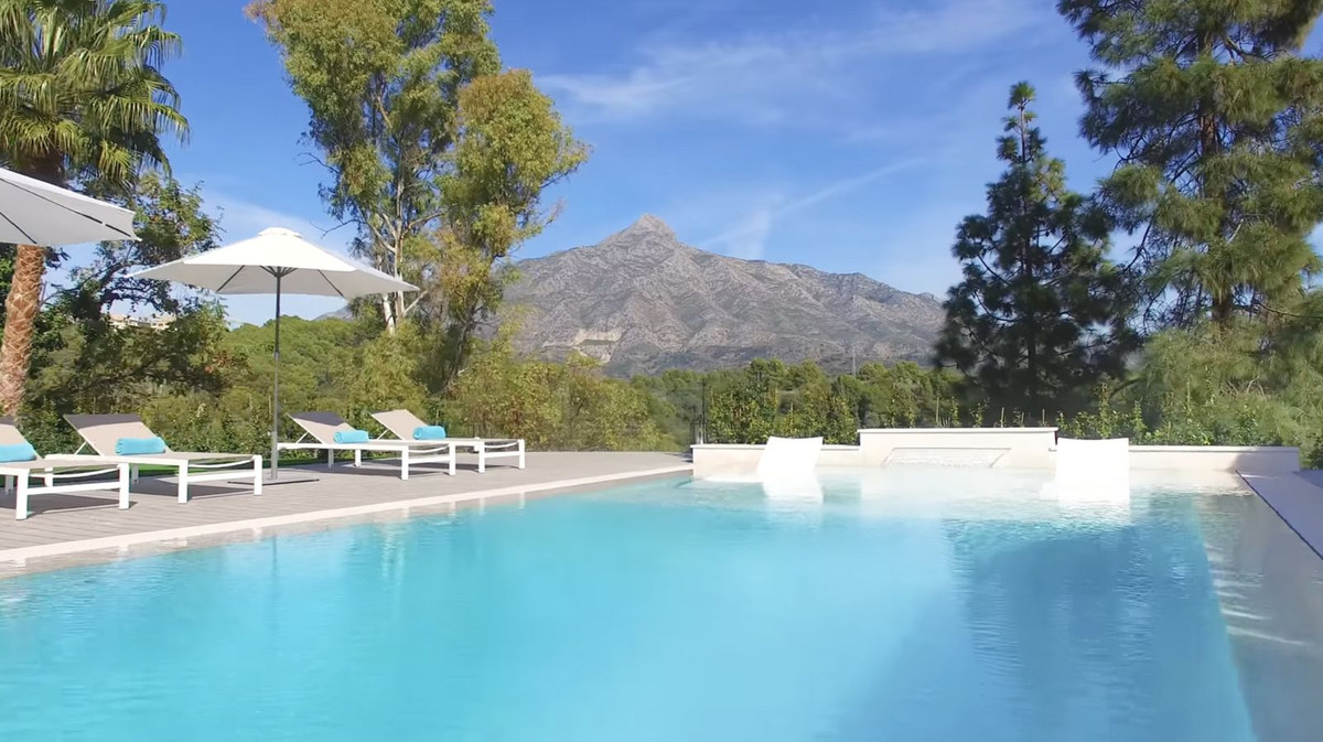 5 Bedroom Villa for Sale in Aloha — 5