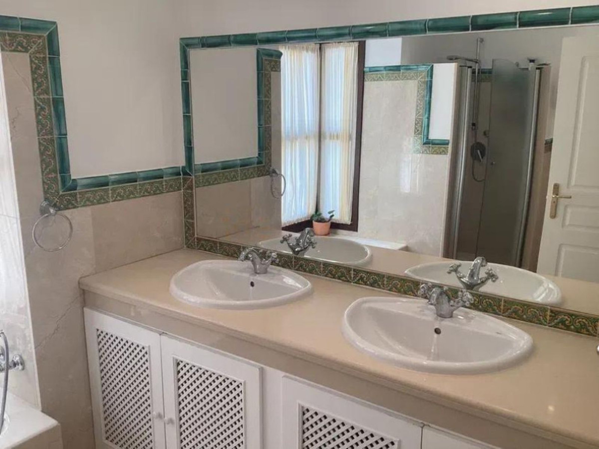 2 Bedroom Villa for Sale in Benahavís — 7