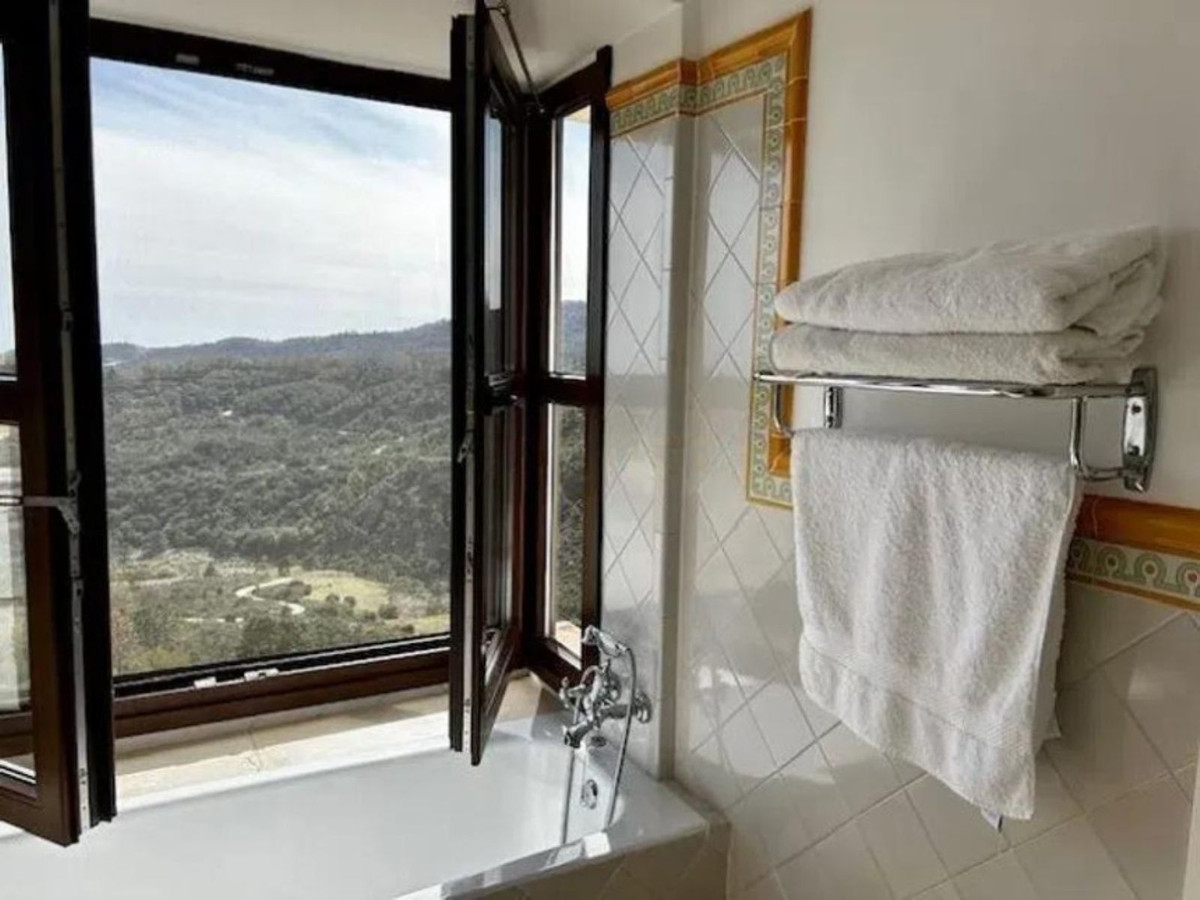 2 Bedroom Villa for Sale in Benahavís — view 10