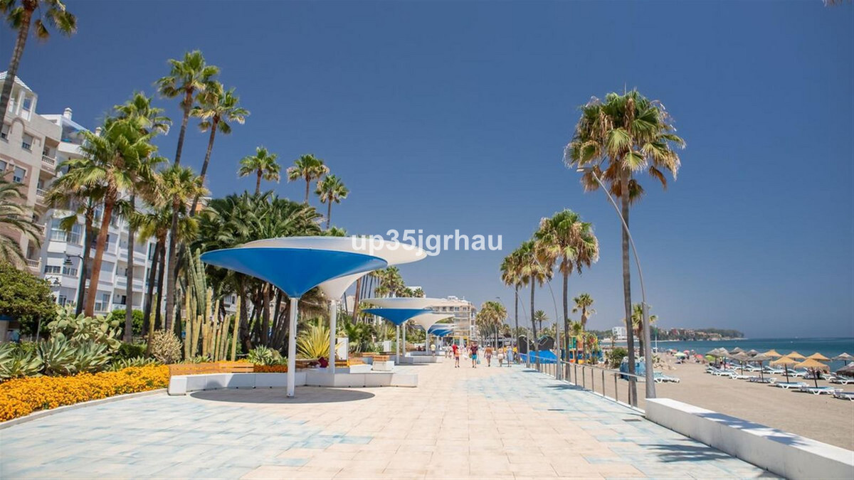 4 Bedroom Apartment for Sale in Estepona — 2