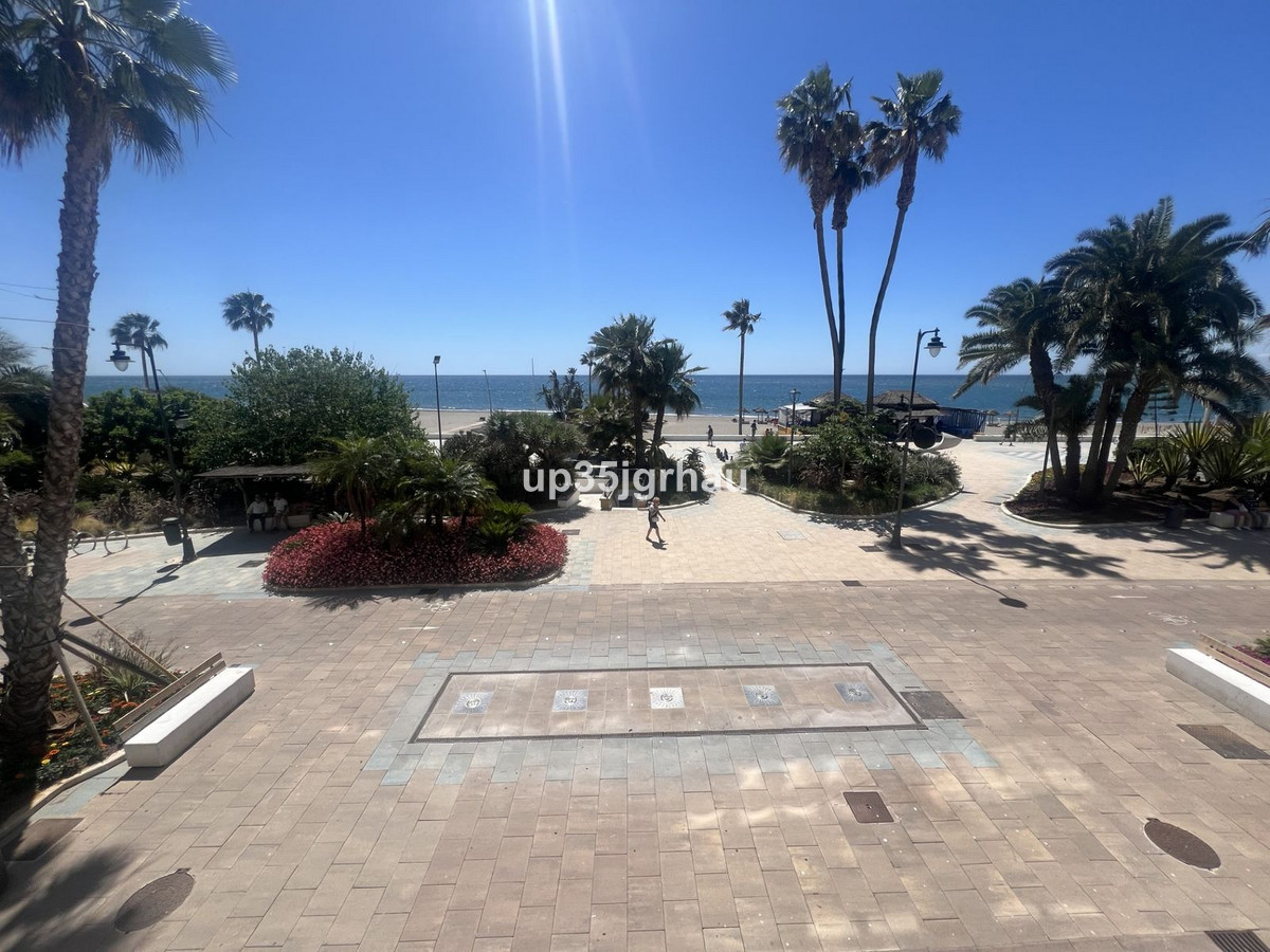 4 Bedroom Apartment for Sale in Estepona — 4