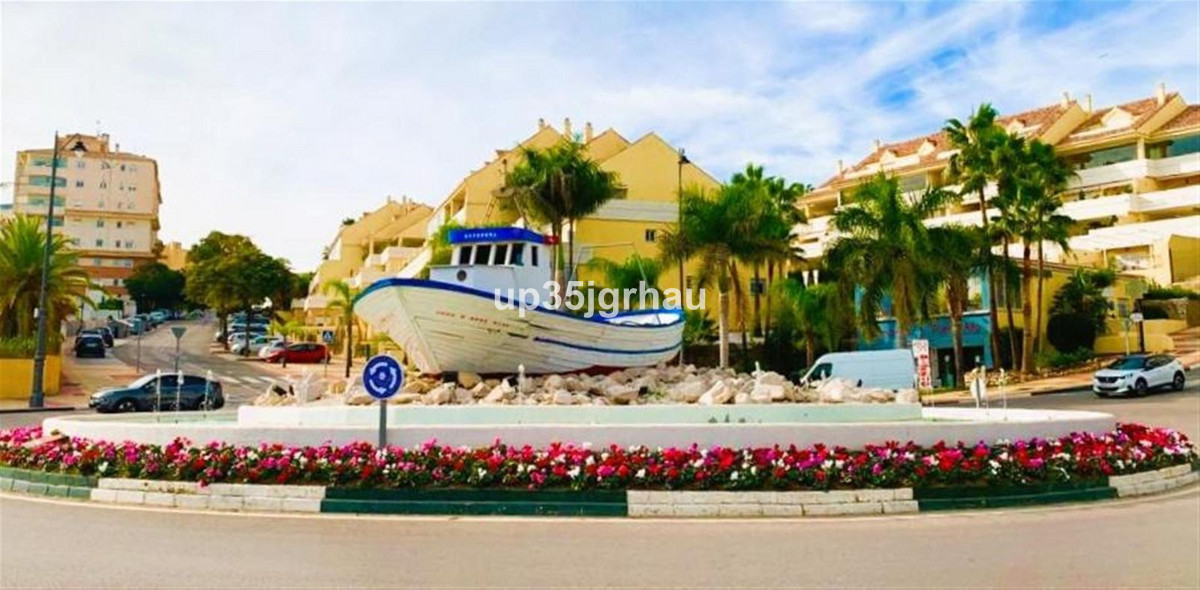 4 Bedroom Apartment for Sale in Estepona — view 10