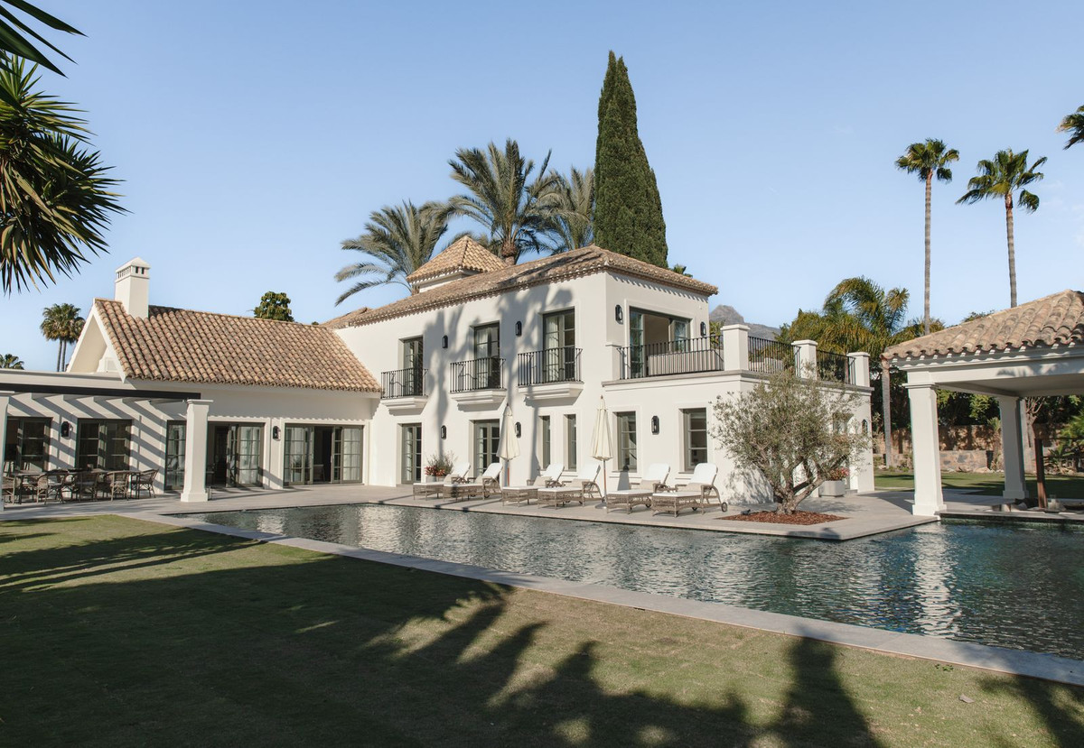 6 Bedroom Villa for Sale in Nueva Andalucía