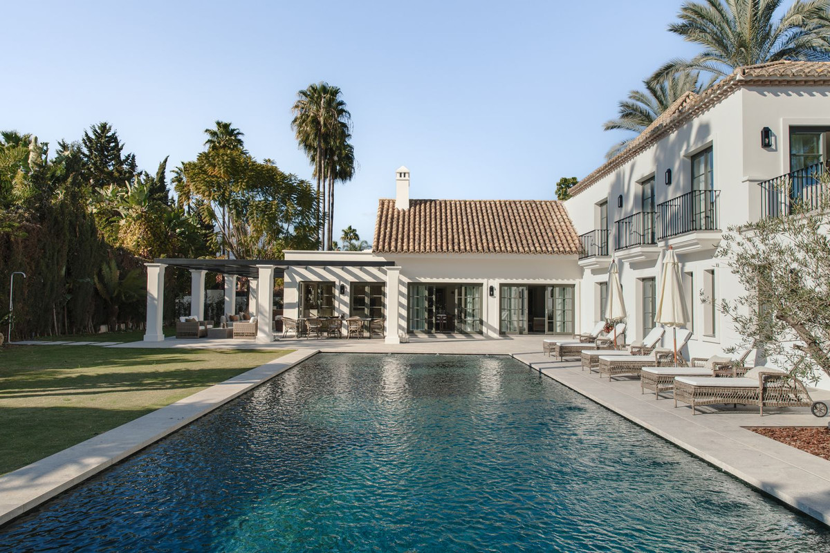 6 Bedroom Villa for Sale in Nueva Andalucía — 4