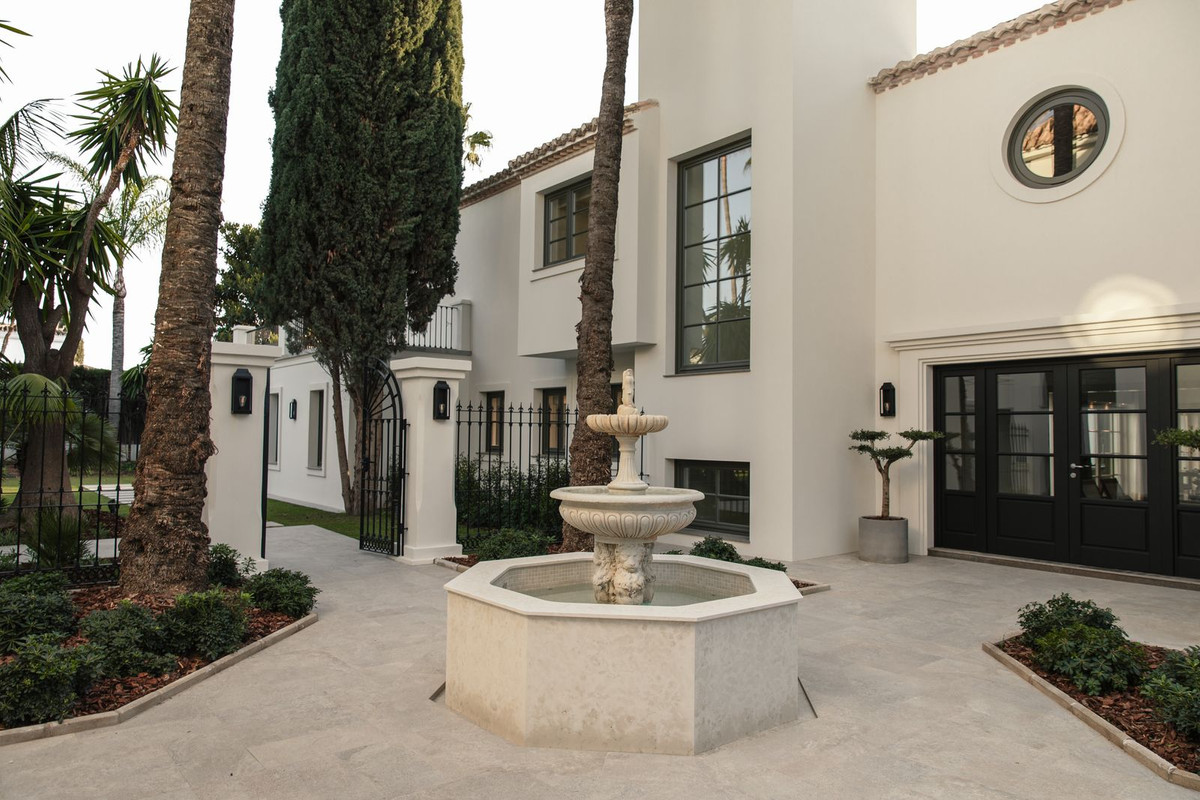 6 Bedroom Villa for Sale in Nueva Andalucía — view 10