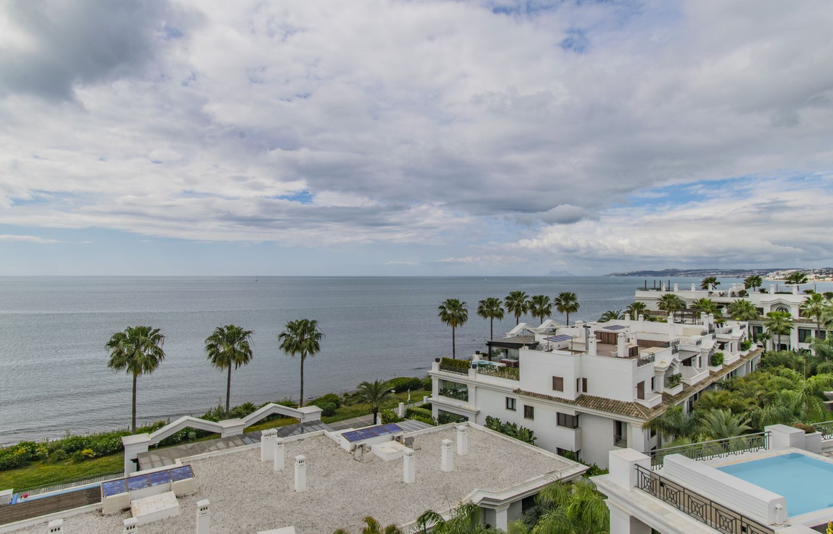 5 Bedroom Apartment for Sale in Estepona — 2
