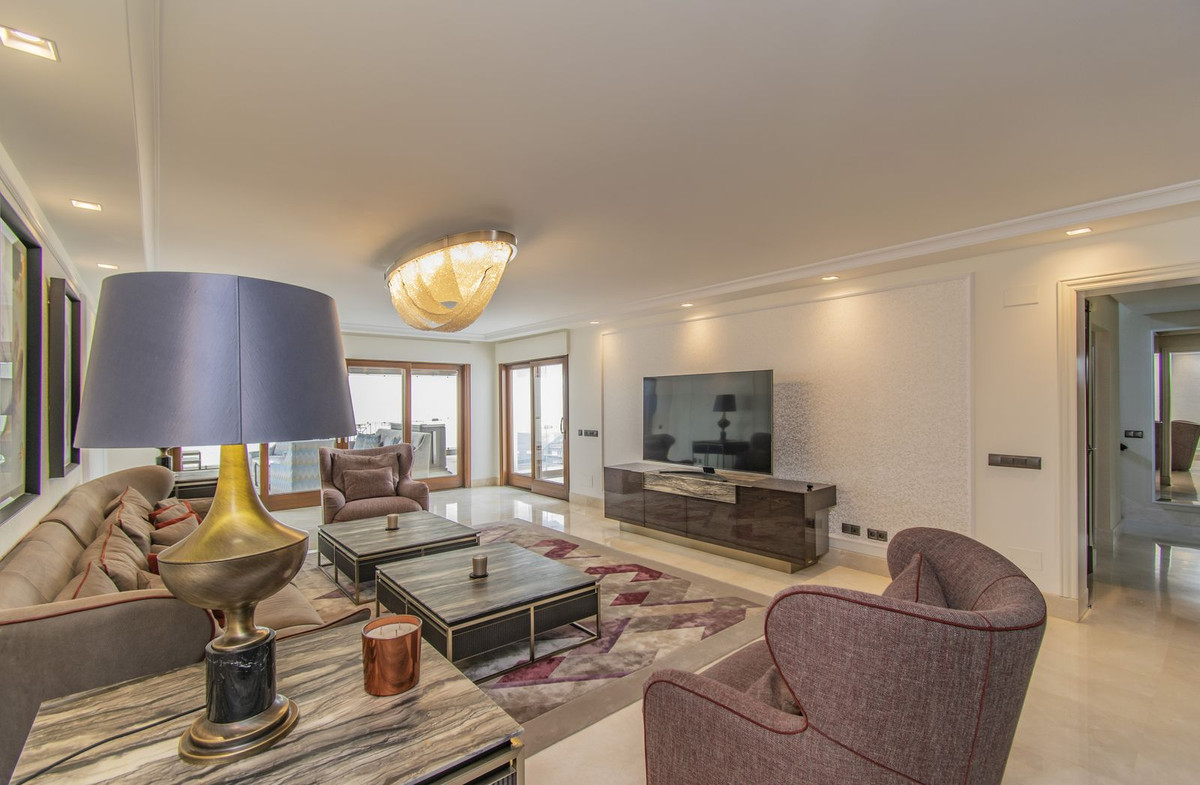 5 Bedroom Apartment for Sale in Estepona — 3