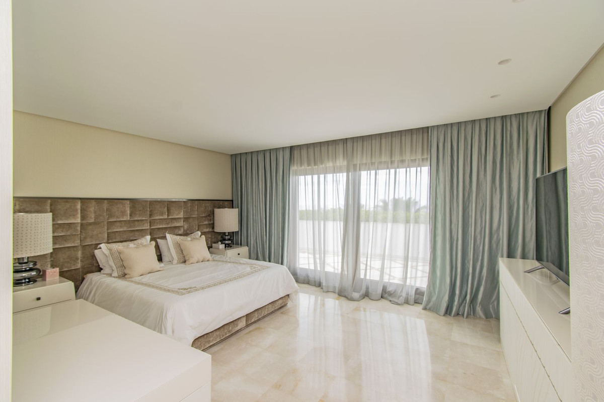 5 Bedroom Apartment for Sale in Estepona — 6
