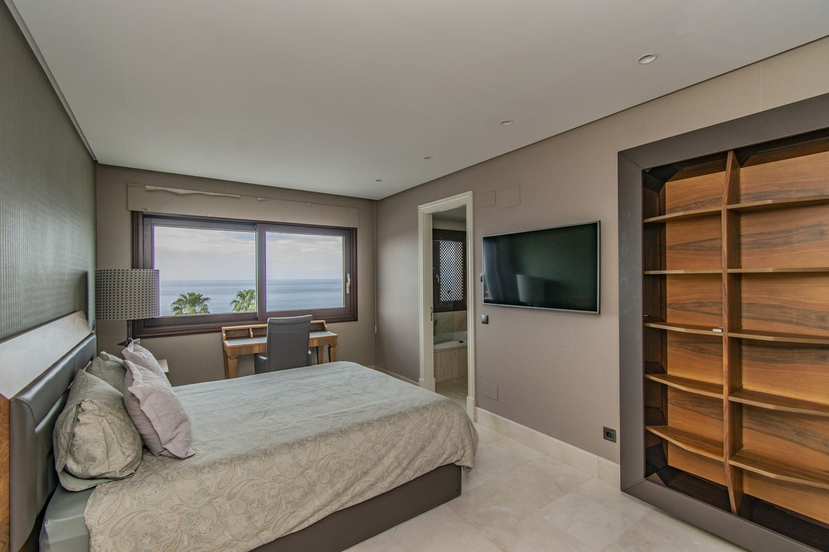5 Bedroom Apartment for Sale in Estepona — 9
