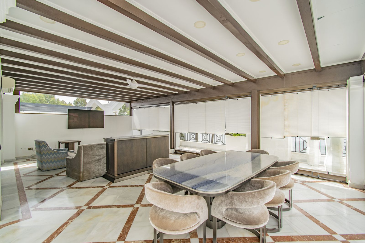 5 Bedroom Apartment for Sale in Estepona — view 10