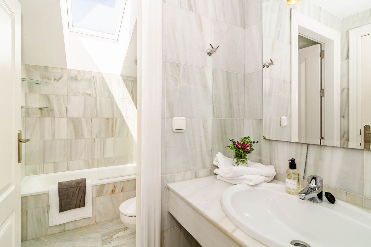 3 Bedroom Apartment for Sale in Nueva Andalucía — view 20