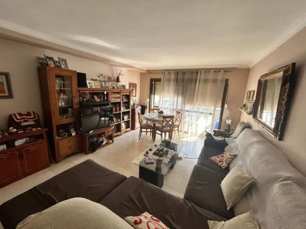 4 Bedroom Apartment for Sale in Estepona — view 10