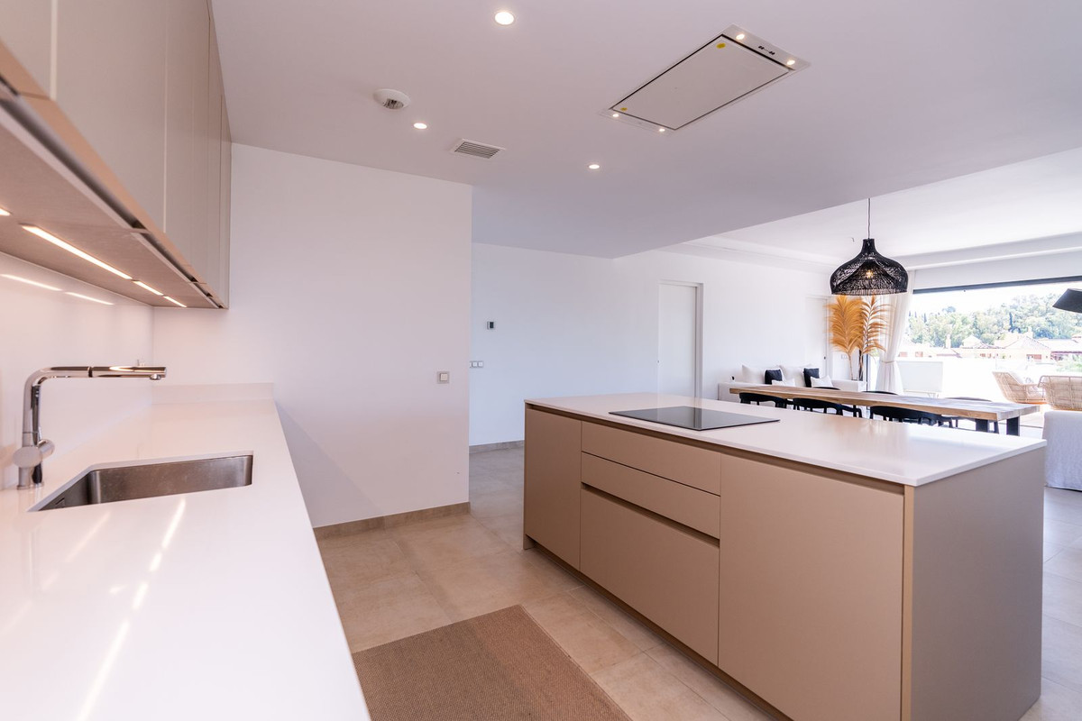 5 Bedroom Apartment for Sale in Estepona — view 10