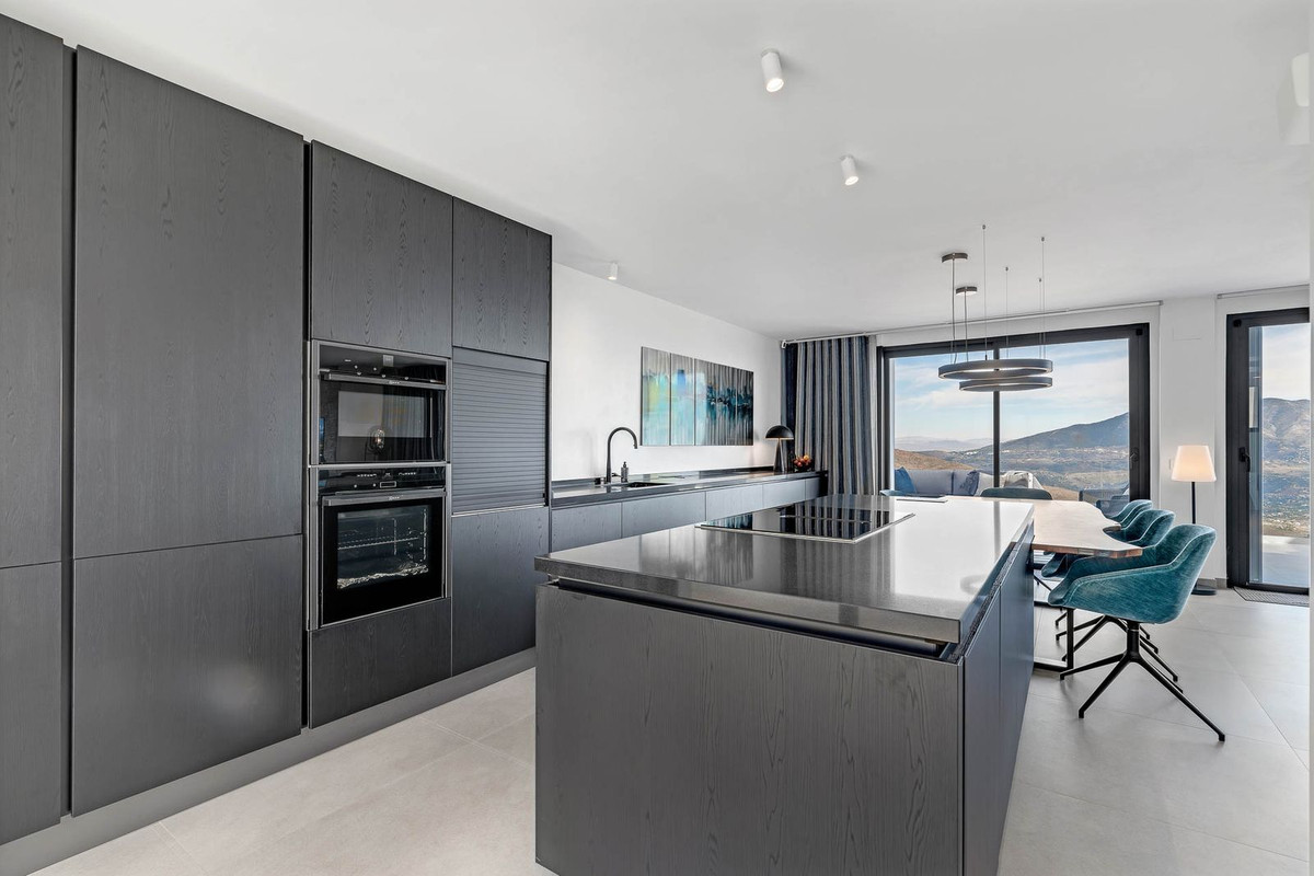 3 Bedroom Villa for Sale in Marbella — view 13