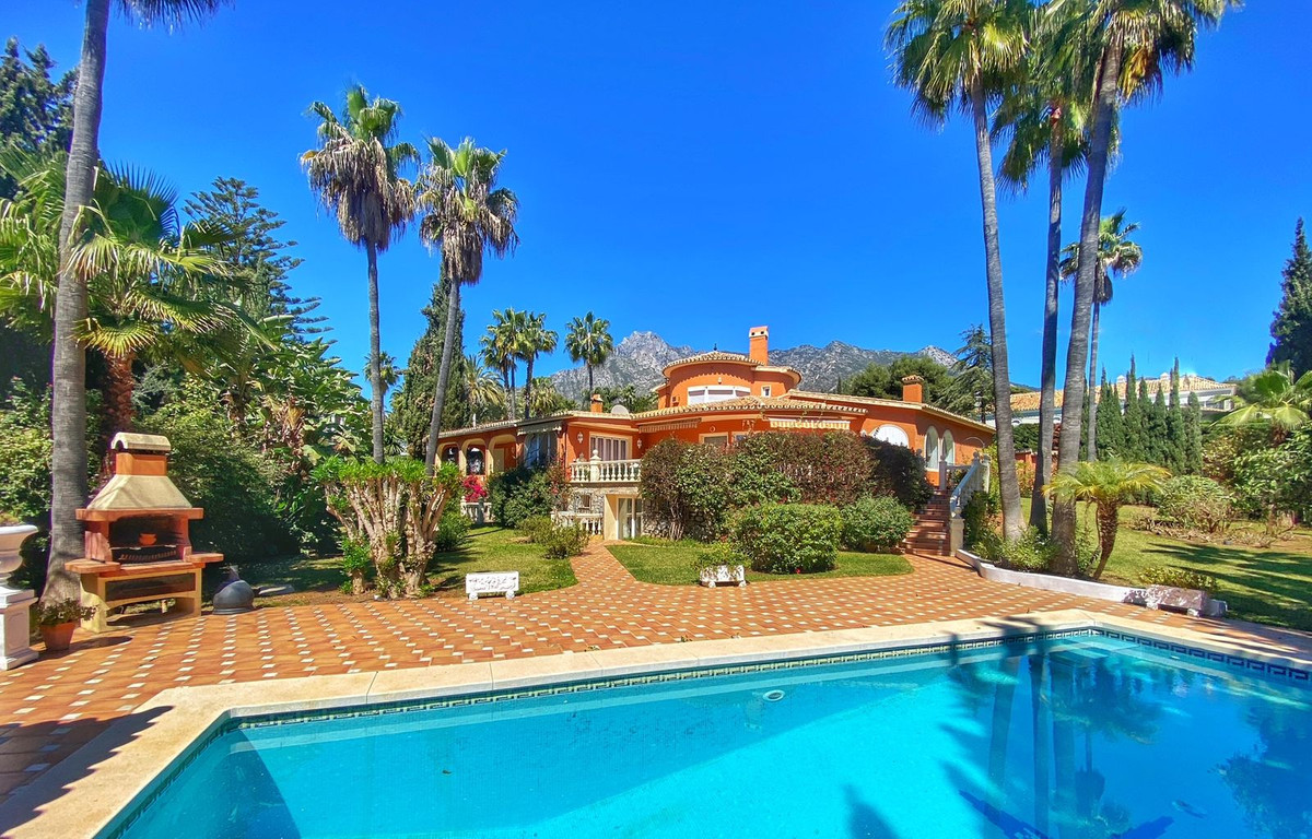 6 Bedroom Villa for Sale in Nagüeles