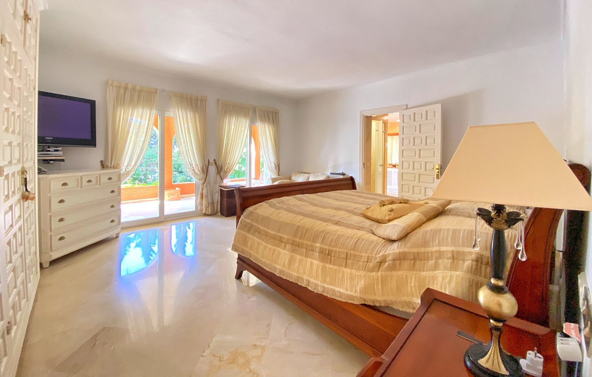 6 Bedroom Villa for Sale in Nagüeles — 4