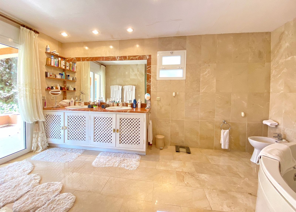 6 Bedroom Villa for Sale in Nagüeles — 5