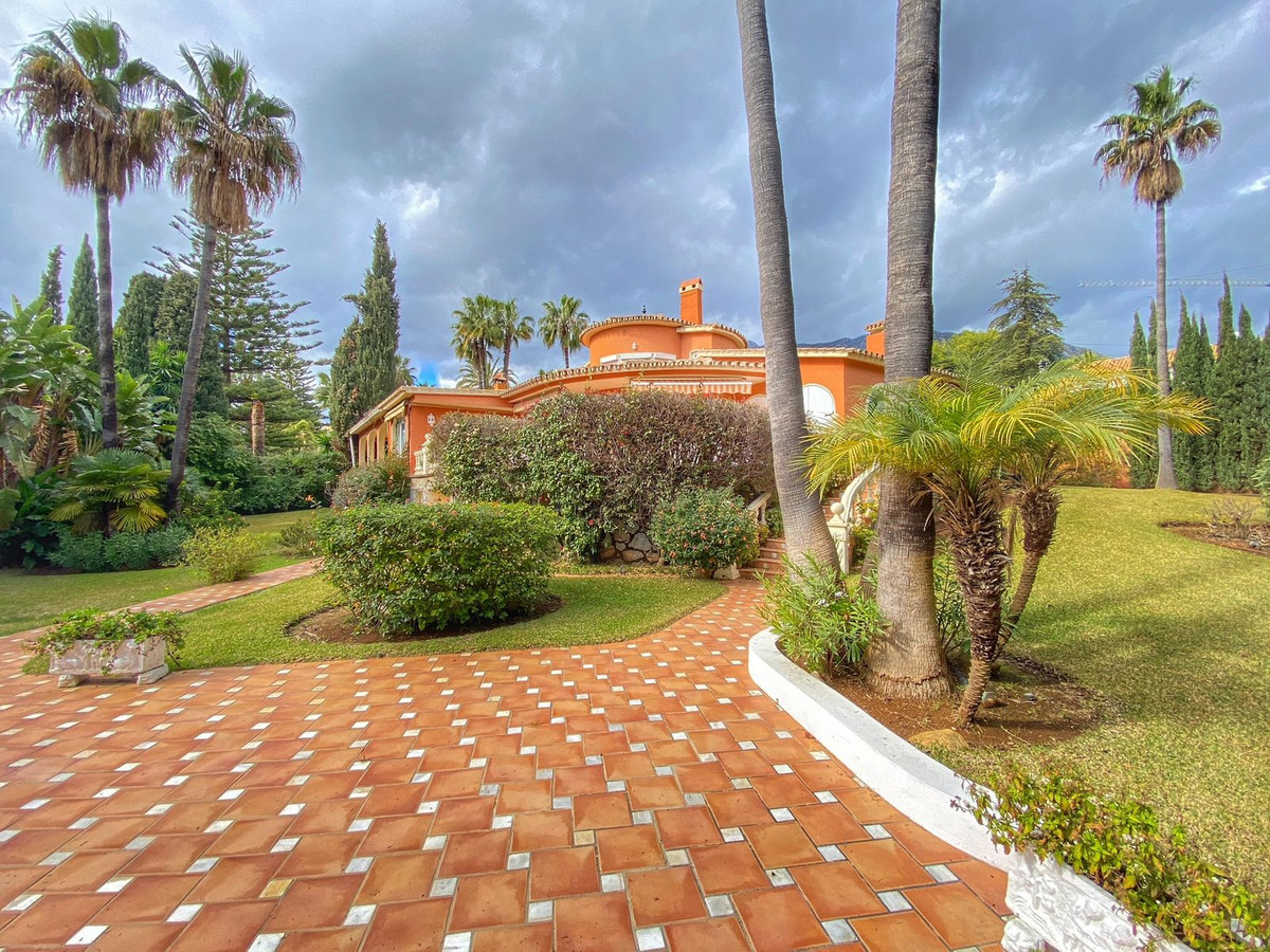 6 Bedroom Villa for Sale in Nagüeles — 8