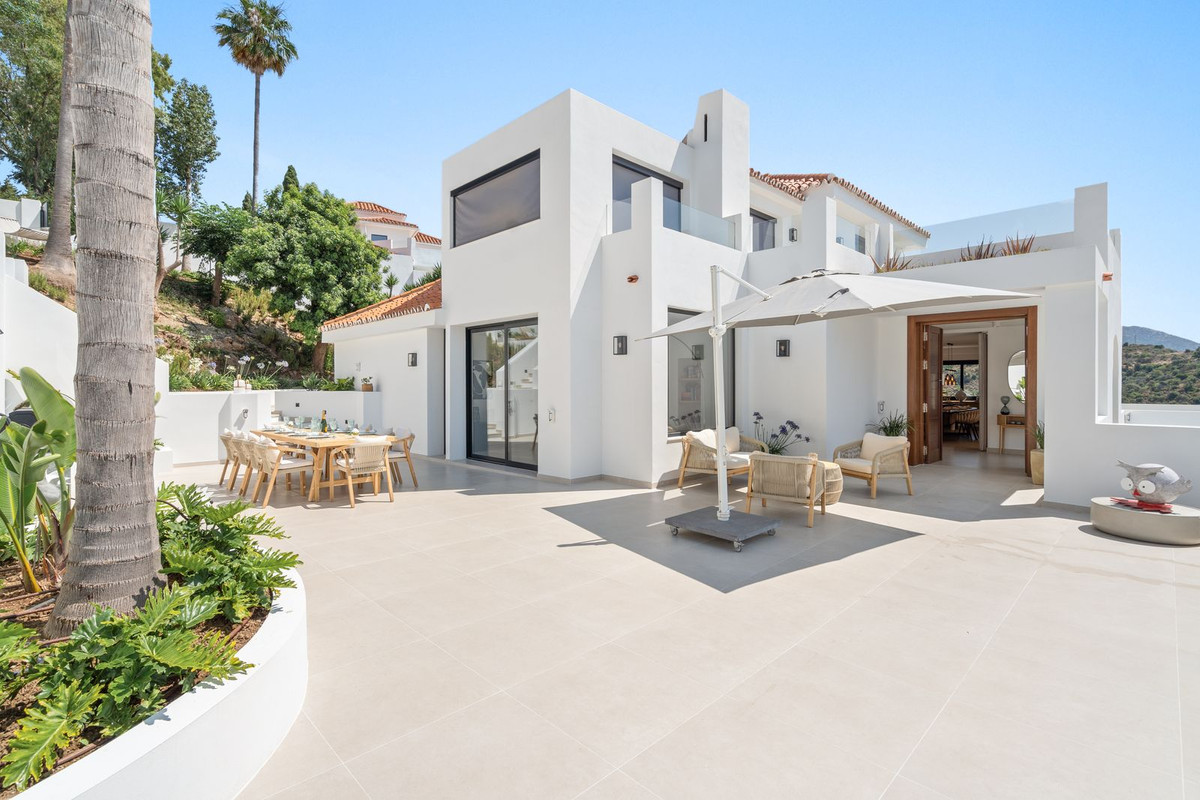 5 Bedroom Villa for Sale in Nueva Andalucía