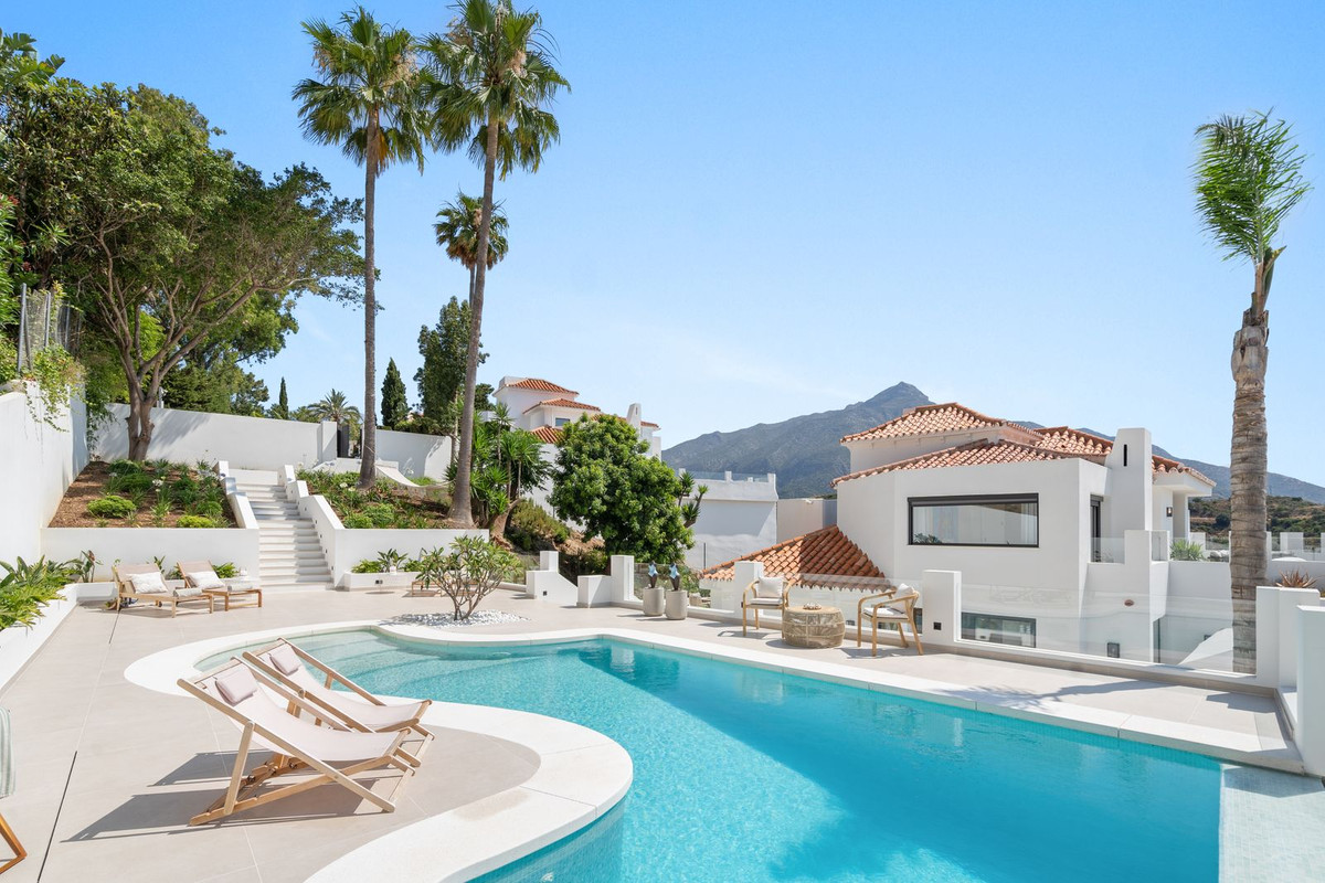 5 Bedroom Villa for Sale in Nueva Andalucía — 2