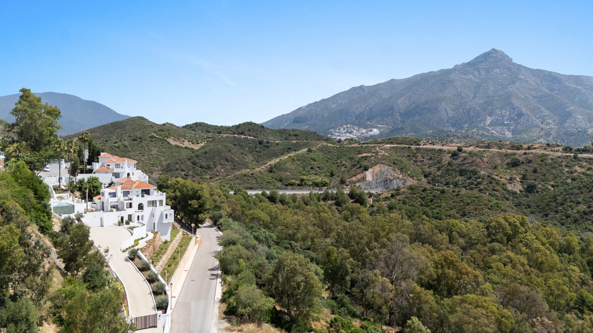 5 Bedroom Villa for Sale in Nueva Andalucía — 5