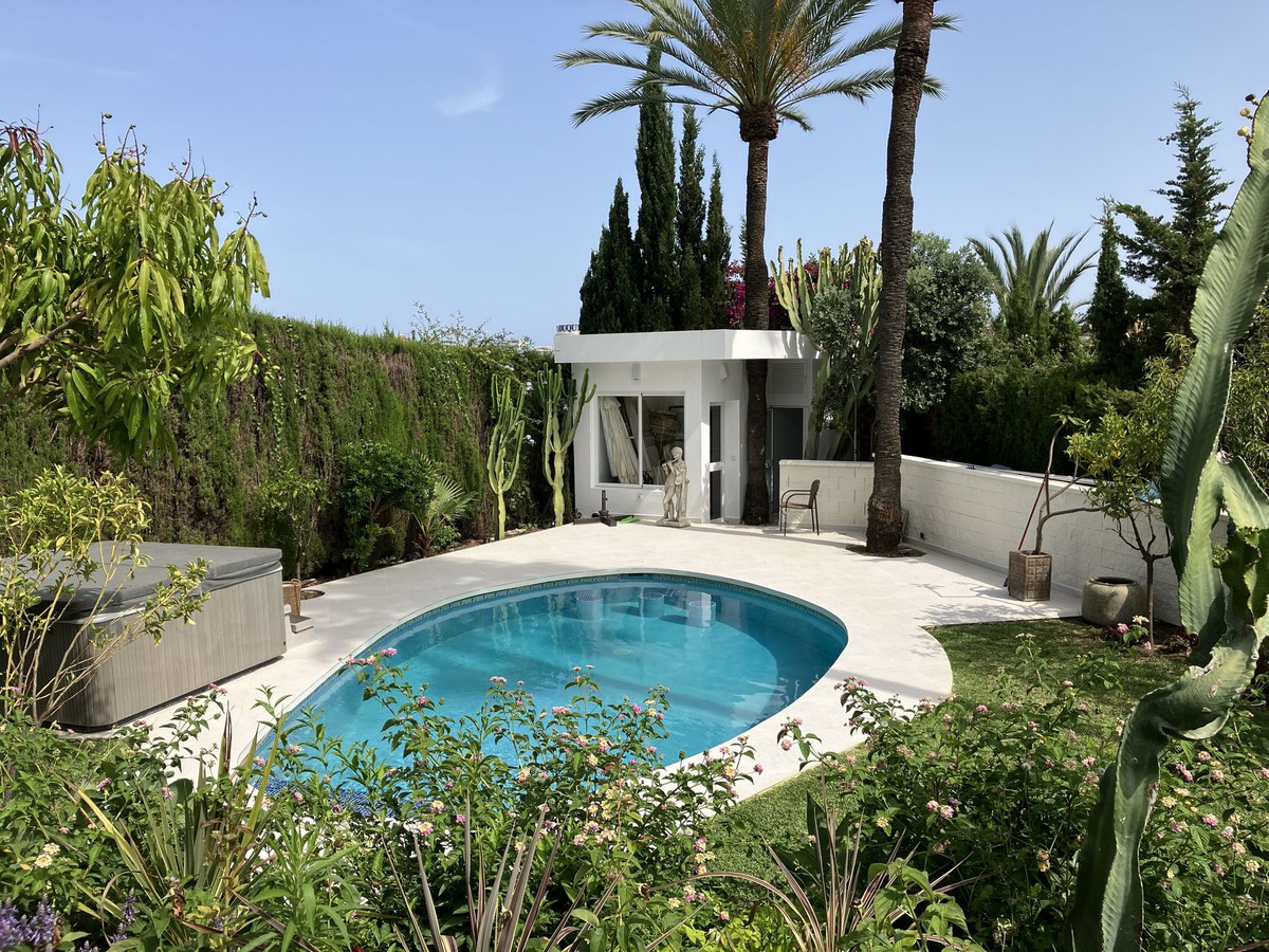 6 Bedroom Villa for Sale in Puerto Banús