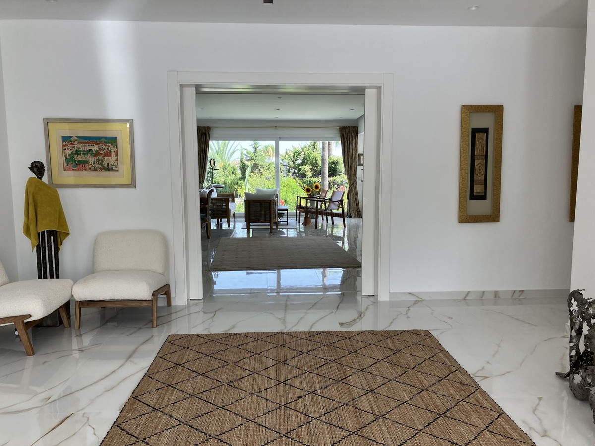 6 Bedroom Villa for Sale in Puerto Banús — 3