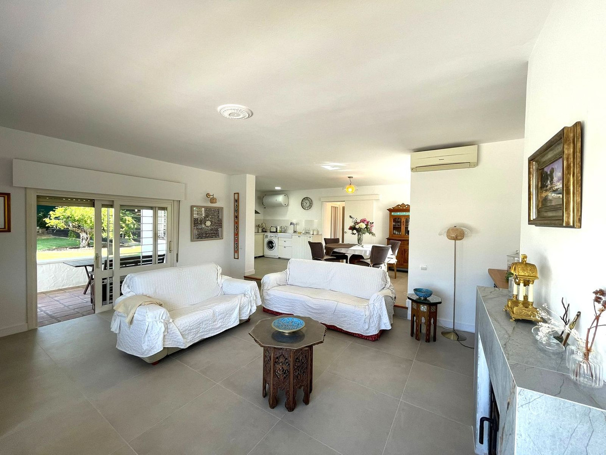 4 Bedroom Villa for Sale in Estepona — 2