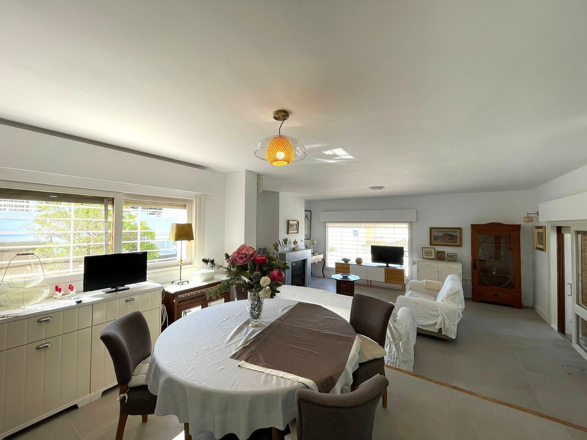 4 Bedroom Villa for Sale in Estepona — 4