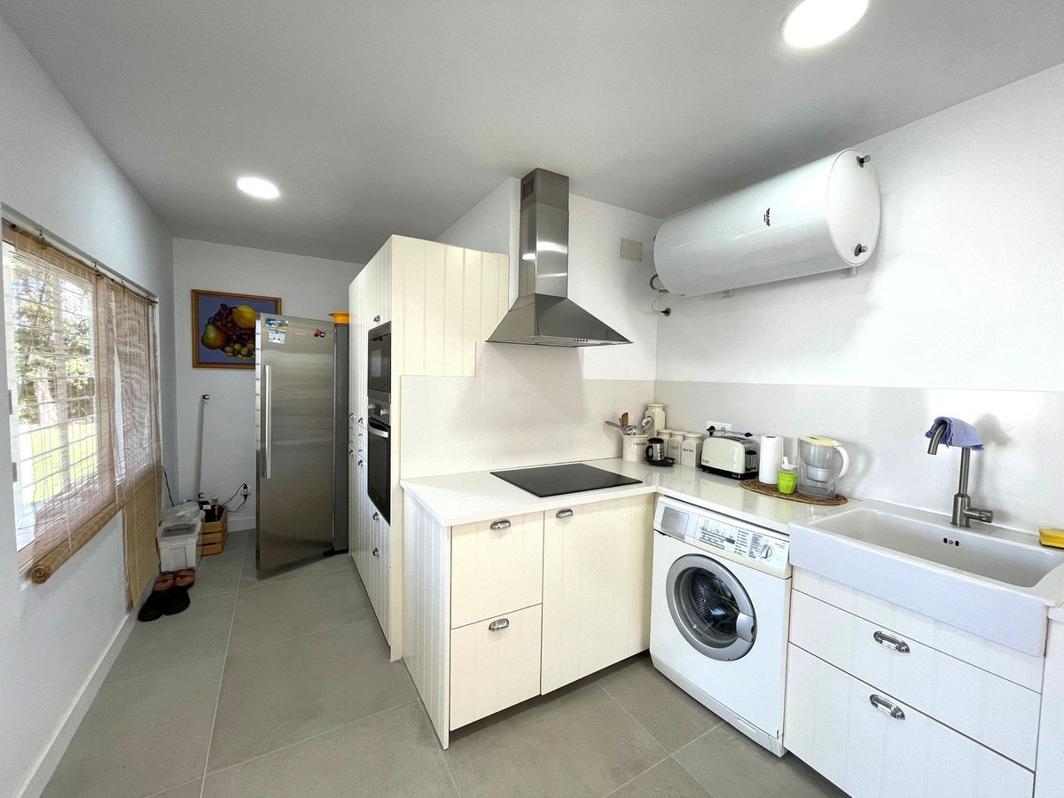 4 Bedroom Villa for Sale in Estepona — 8