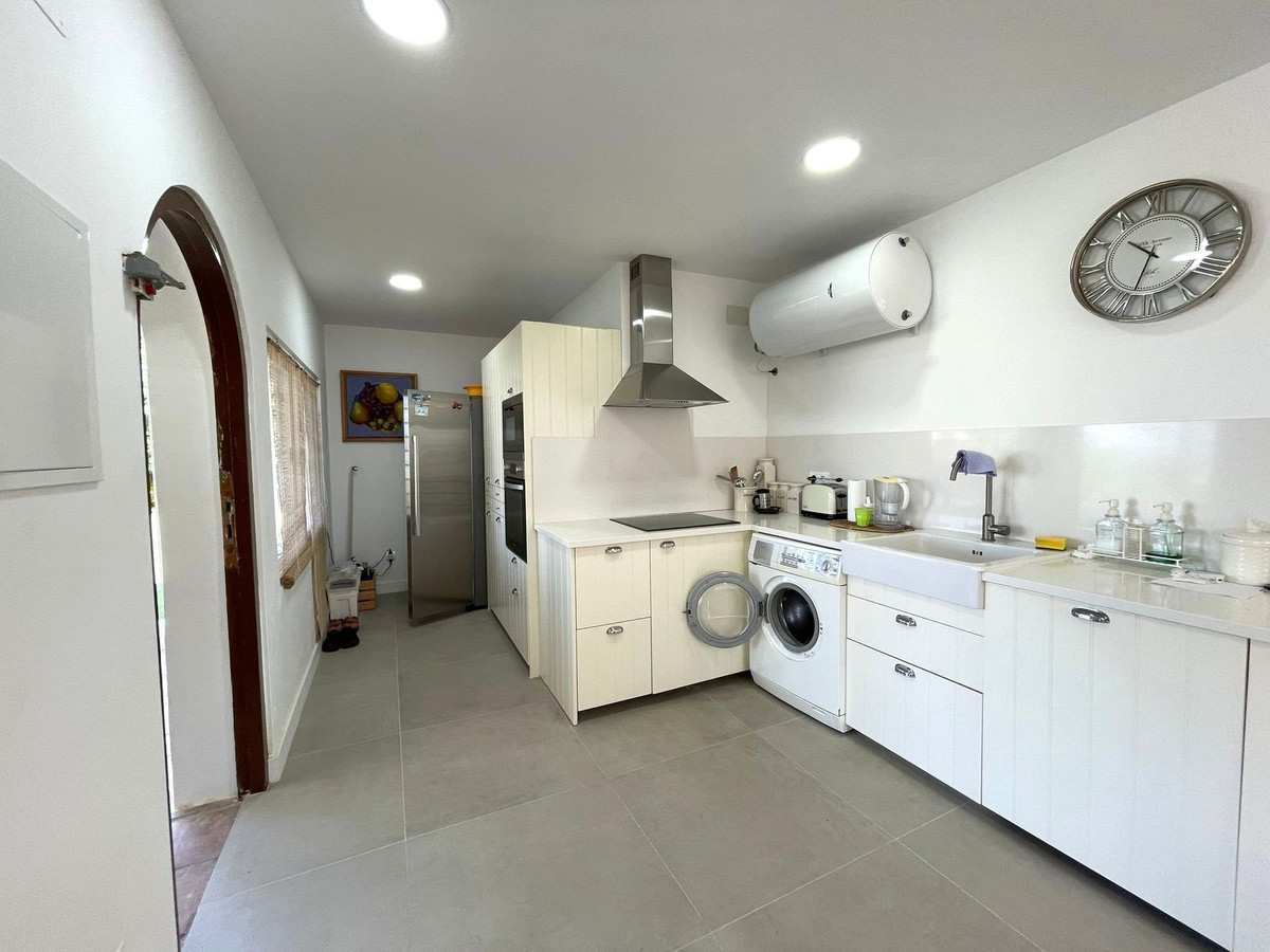 4 Bedroom Villa for Sale in Estepona — view 10