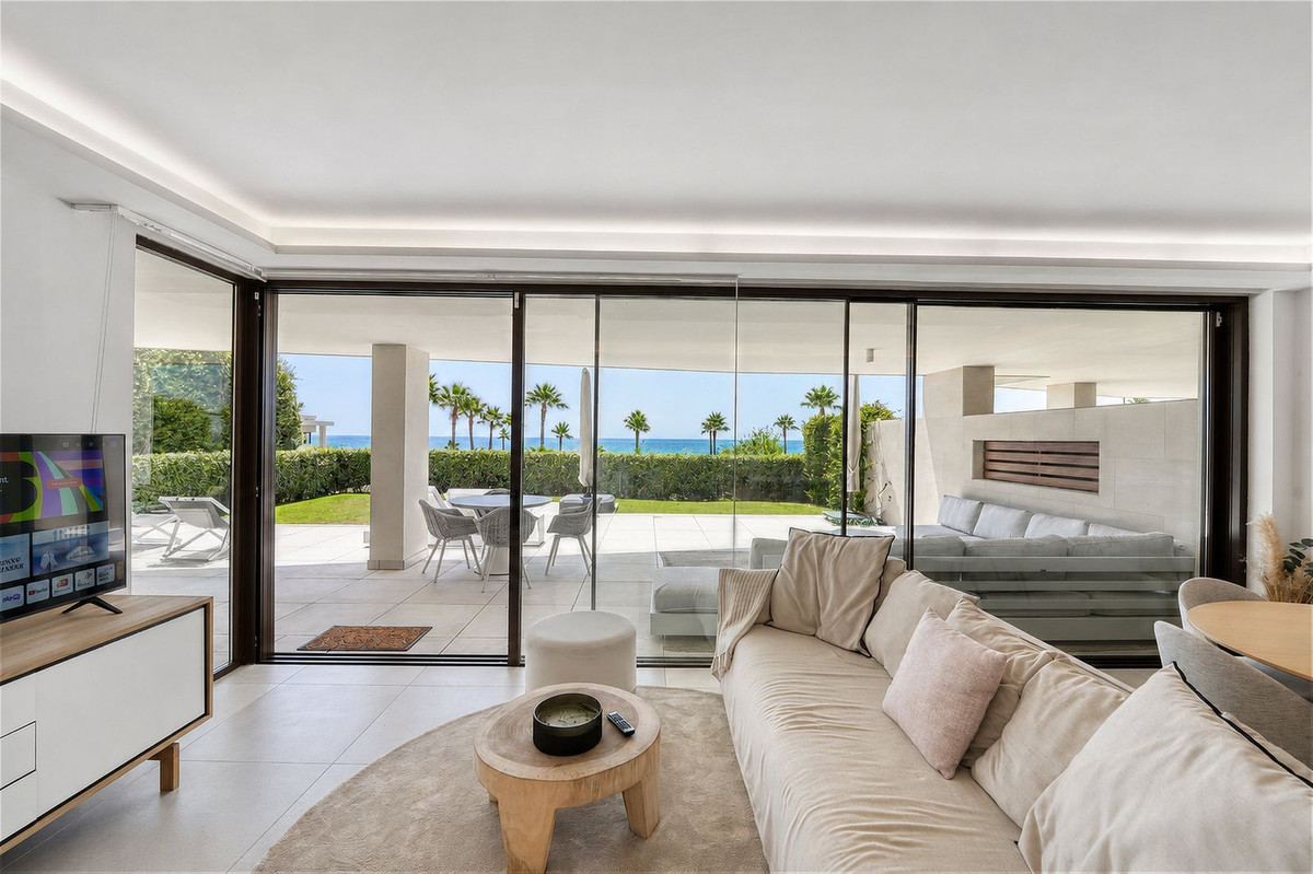 3 Bedroom Apartment for Sale in Estepona — view 2