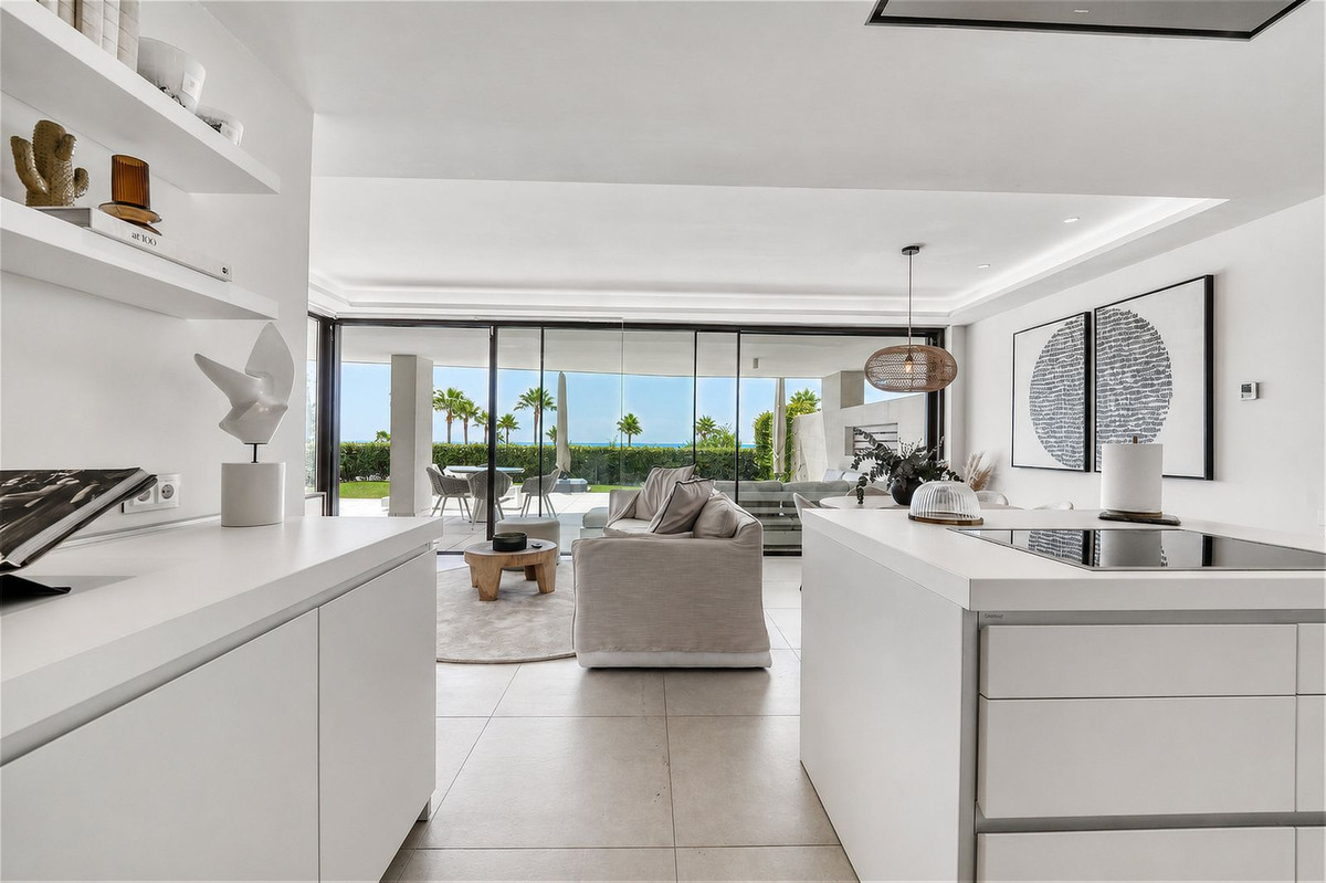 3 Bedroom Apartment for Sale in Estepona — view 9