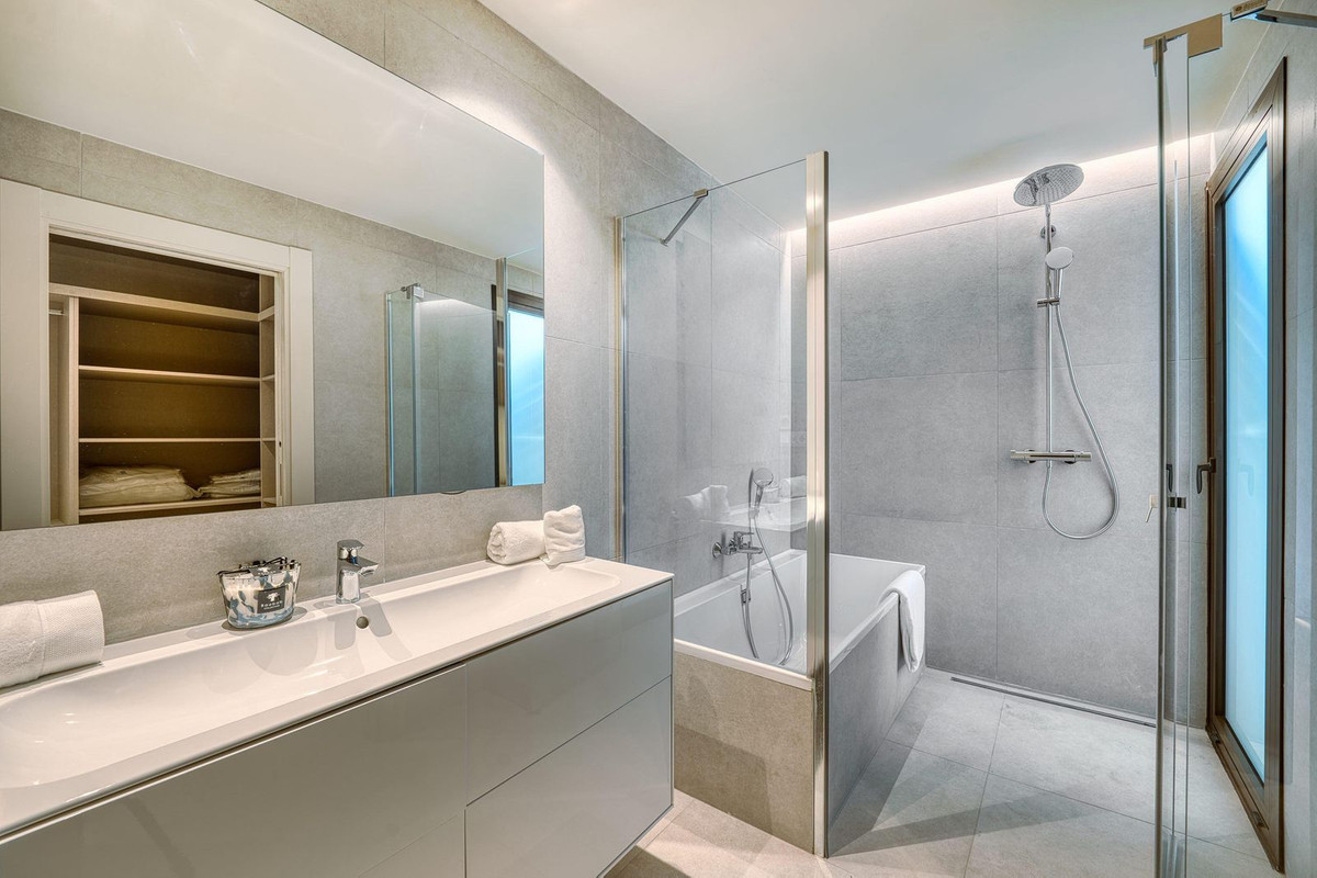 3 Bedroom Apartment for Sale in Estepona — view 10