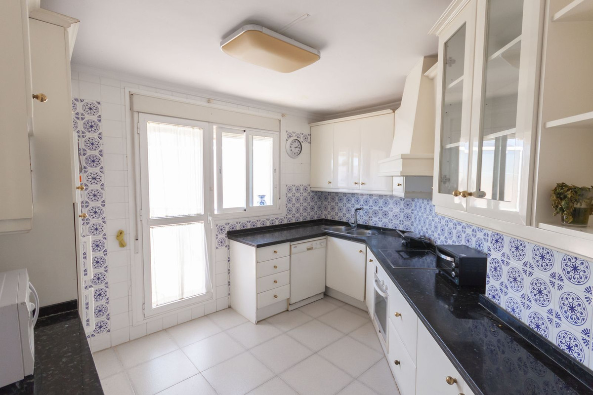 3 Bedroom Apartment for Sale in Estepona — view 10