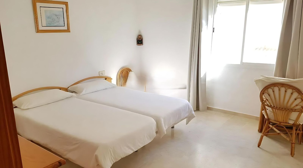 2 Bedroom Apartment for Sale in Estepona — view 14