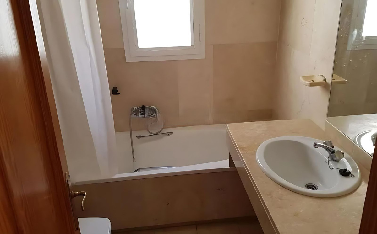 2 Bedroom Apartment for Sale in Estepona — view 15