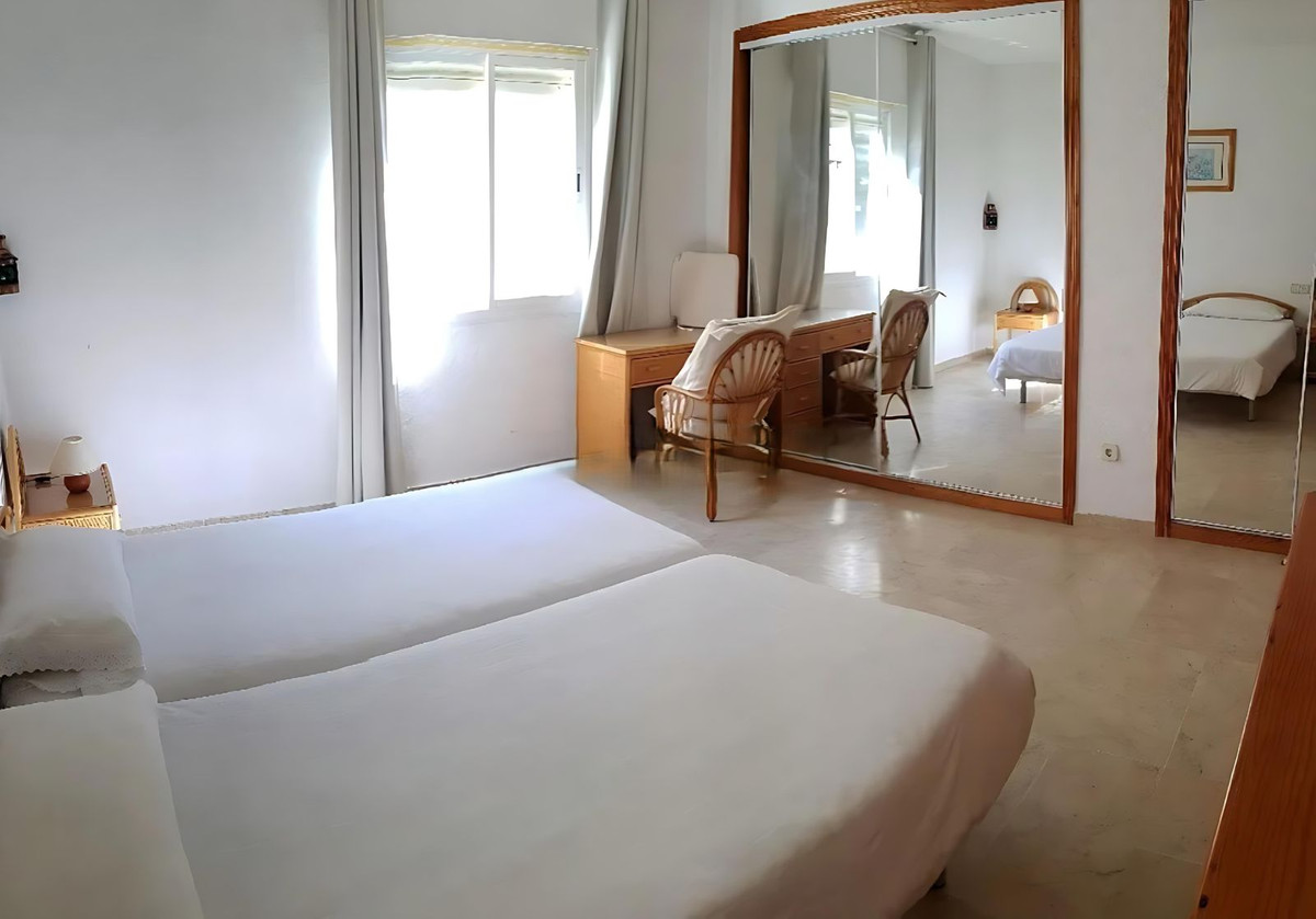 2 Bedroom Apartment for Sale in Estepona — view 16