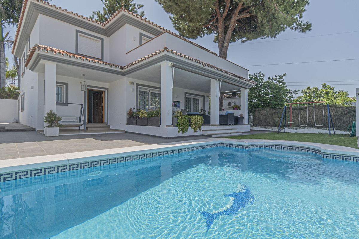 5 Bedroom Villa for Sale in San Pedro de Alcántara