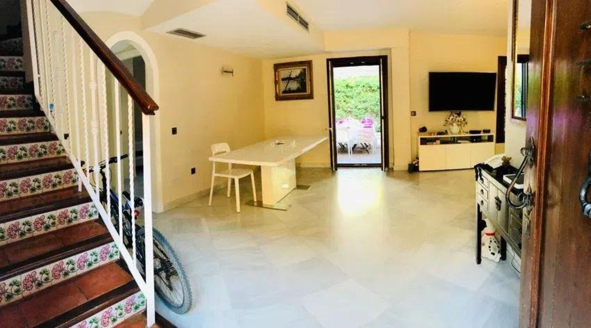 3 Bedroom Villa for Sale in Guadalmina Baja — 2
