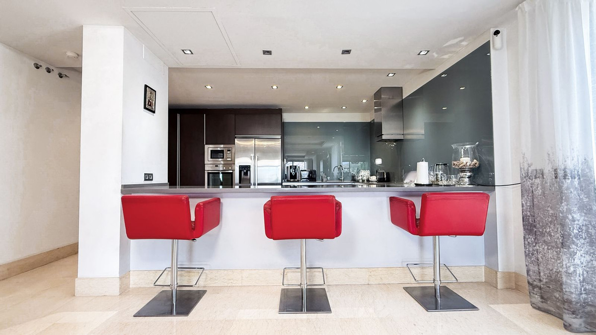 3 Bedroom Apartment for Sale in Benahavís — view 10