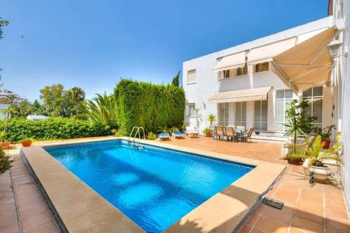 5 Bedroom Villa for Sale in Nueva Andalucía