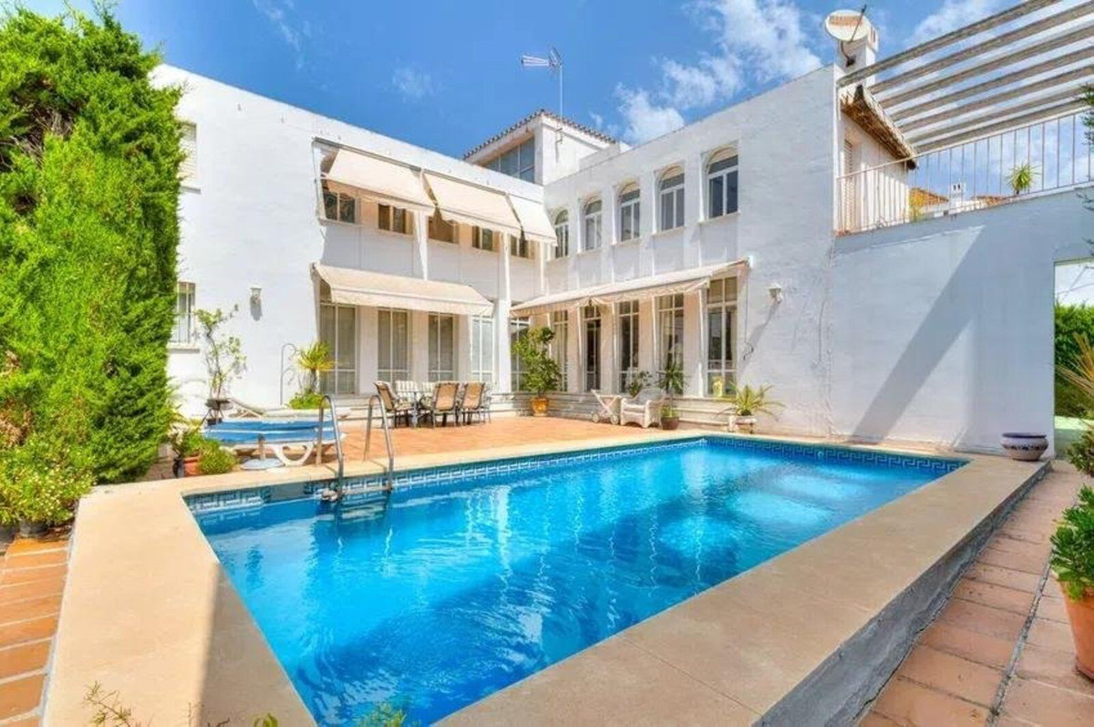 5 Bedroom Villa for Sale in Nueva Andalucía — 2