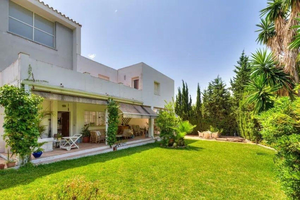 5 Bedroom Villa for Sale in Nueva Andalucía — 5