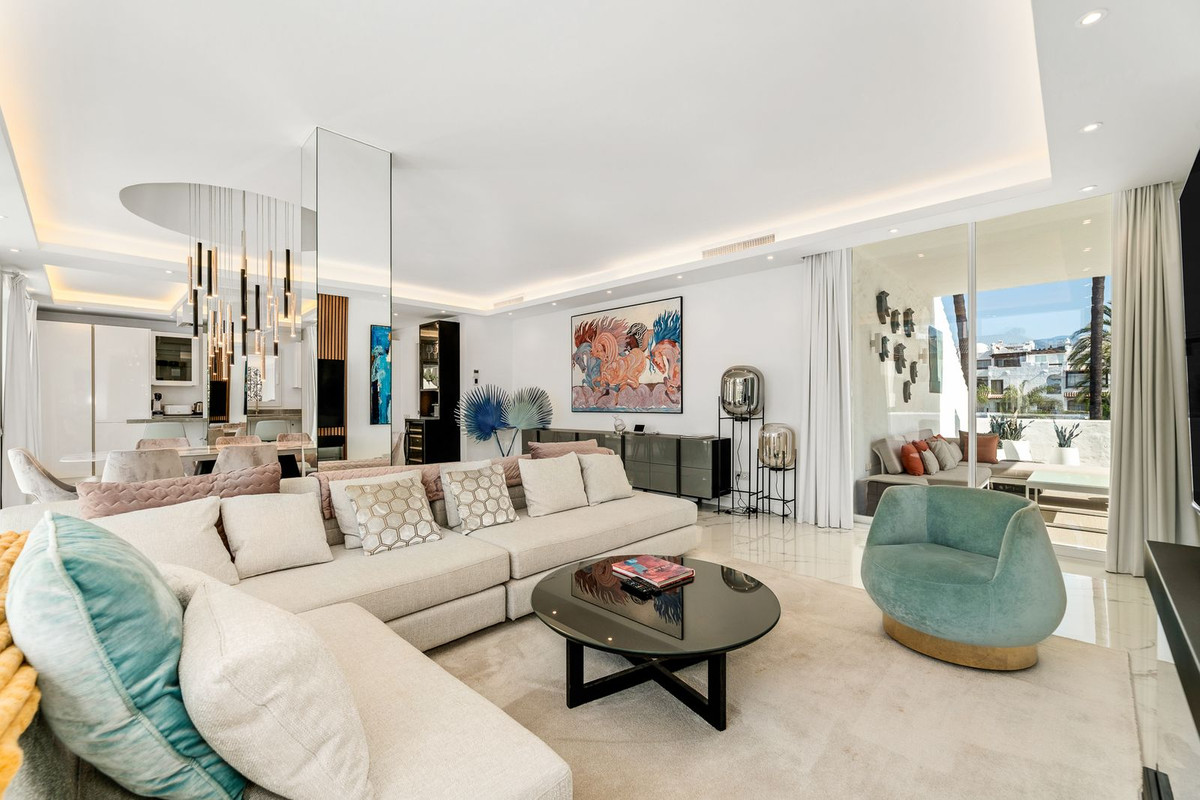 4 Bedroom Apartment for Sale in Puerto Banús — 2